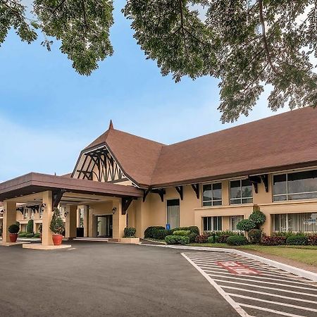 โรงแรมทาลวิสต้า Tagaytay City ภายนอก รูปภาพ The hotel's main entrance