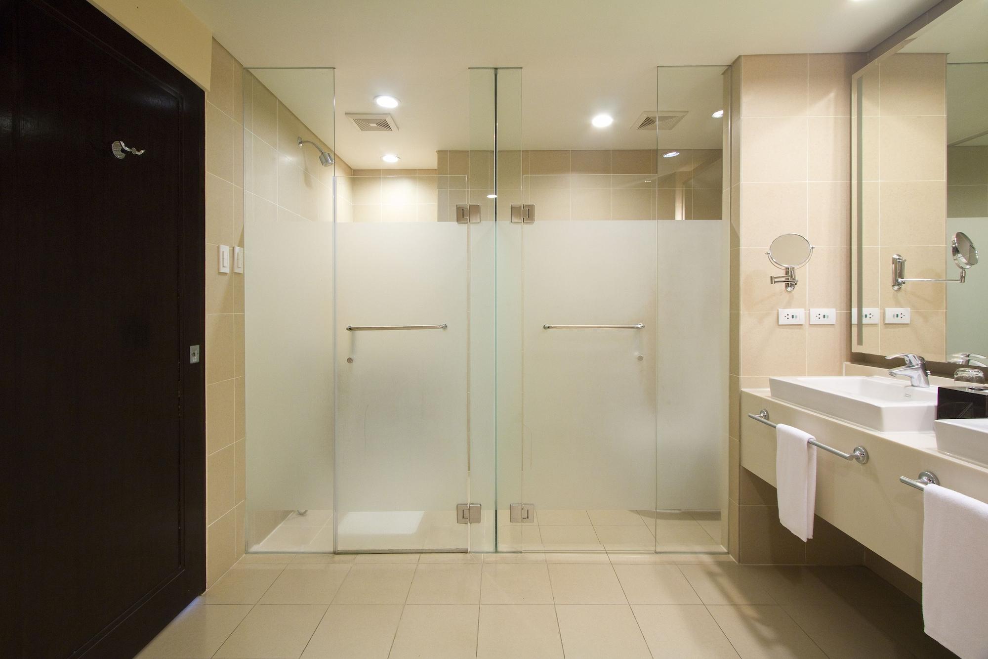 โรงแรมทาลวิสต้า Tagaytay City ภายนอก รูปภาพ A walk-in shower