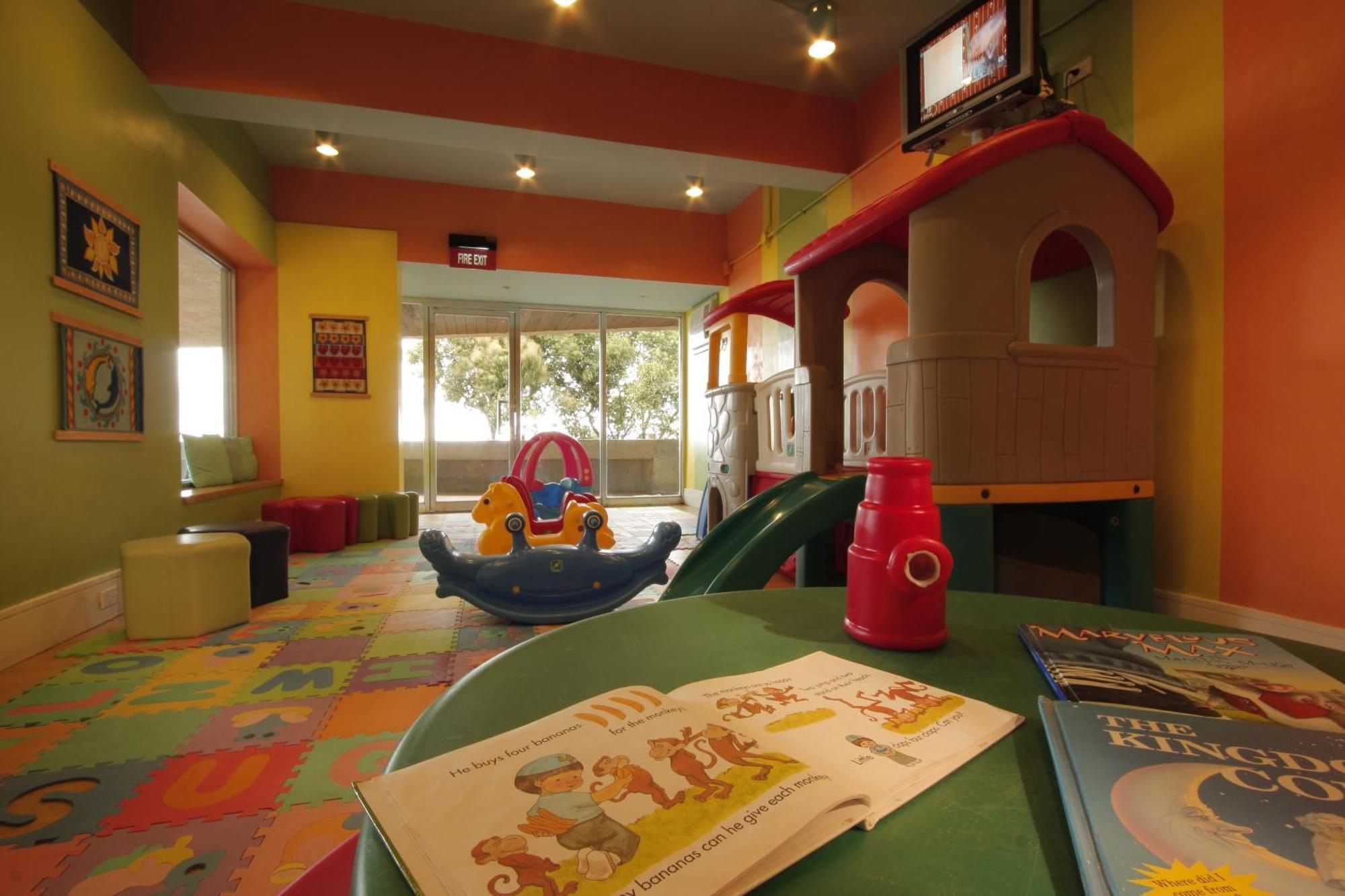 โรงแรมทาลวิสต้า Tagaytay City ภายนอก รูปภาพ A children's area at a hotel