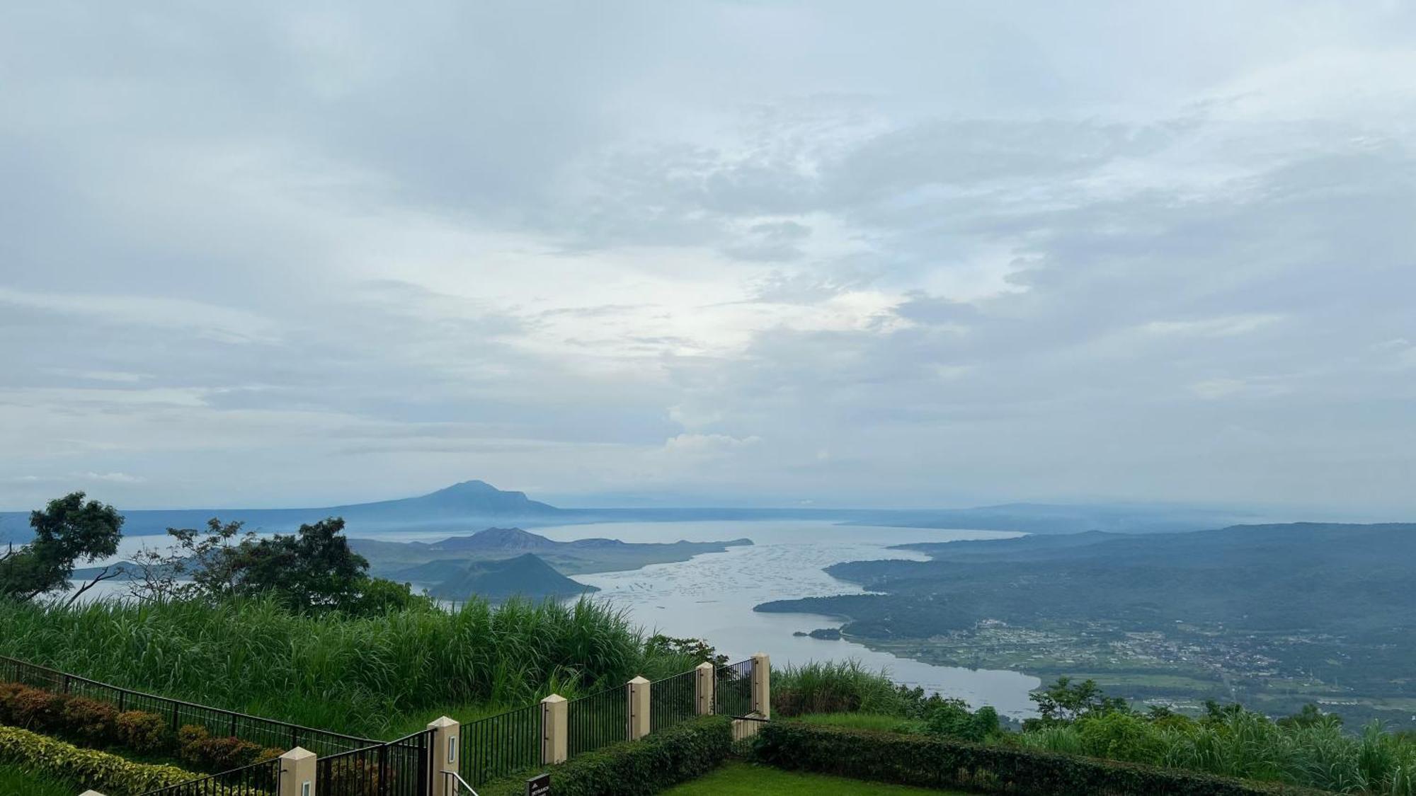 โรงแรมทาลวิสต้า Tagaytay City ภายนอก รูปภาพ View of the lake from the resort