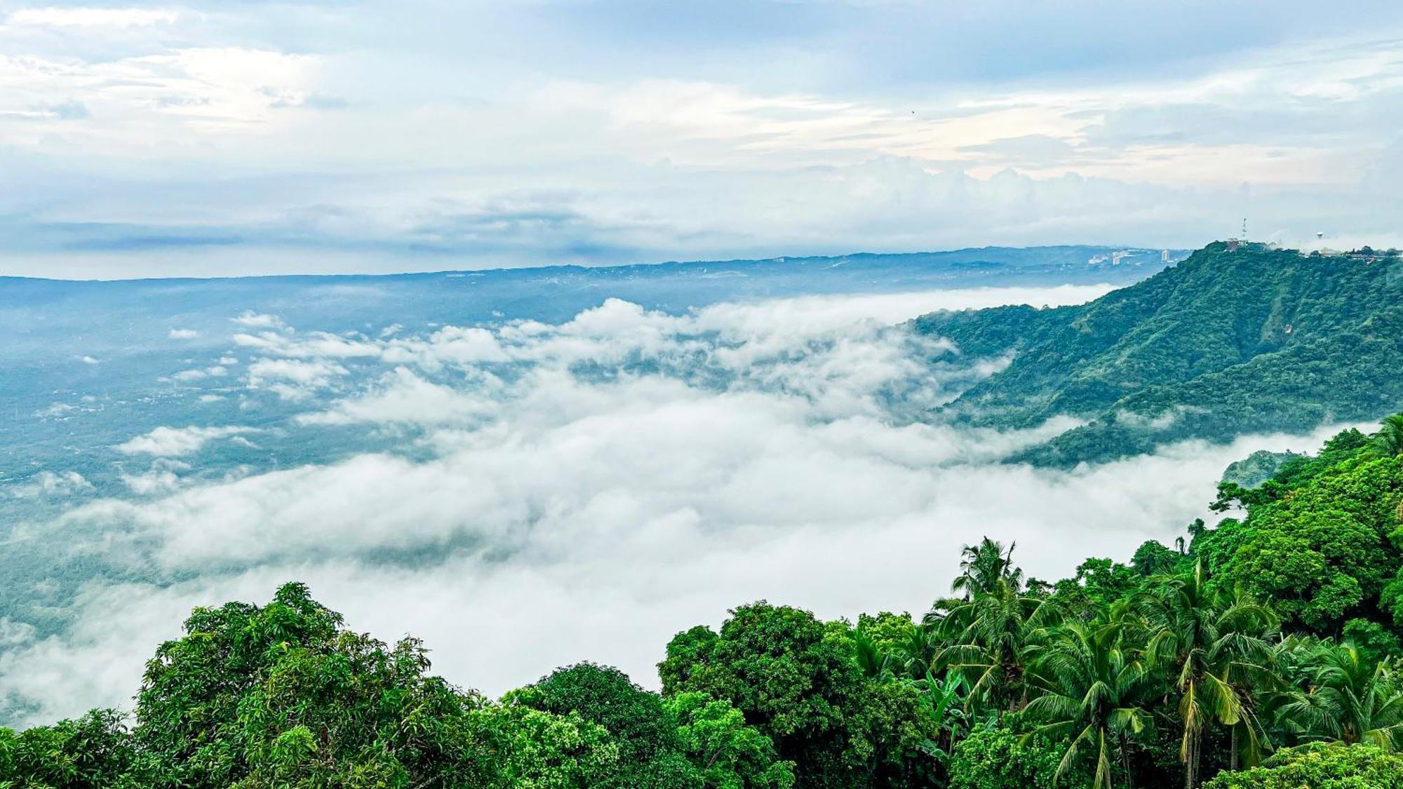 โรงแรมทาลวิสต้า Tagaytay City ภายนอก รูปภาพ View from the top of Mount Apo