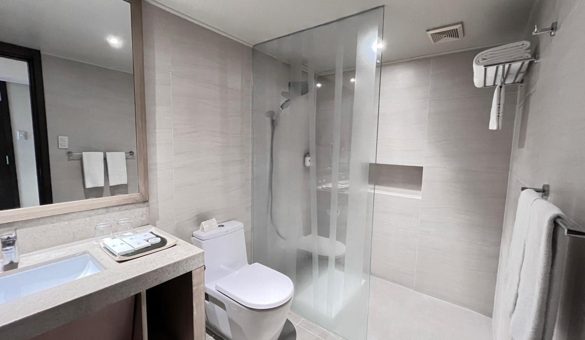 โรงแรมทาลวิสต้า Tagaytay City ภายนอก รูปภาพ A shower cubicle