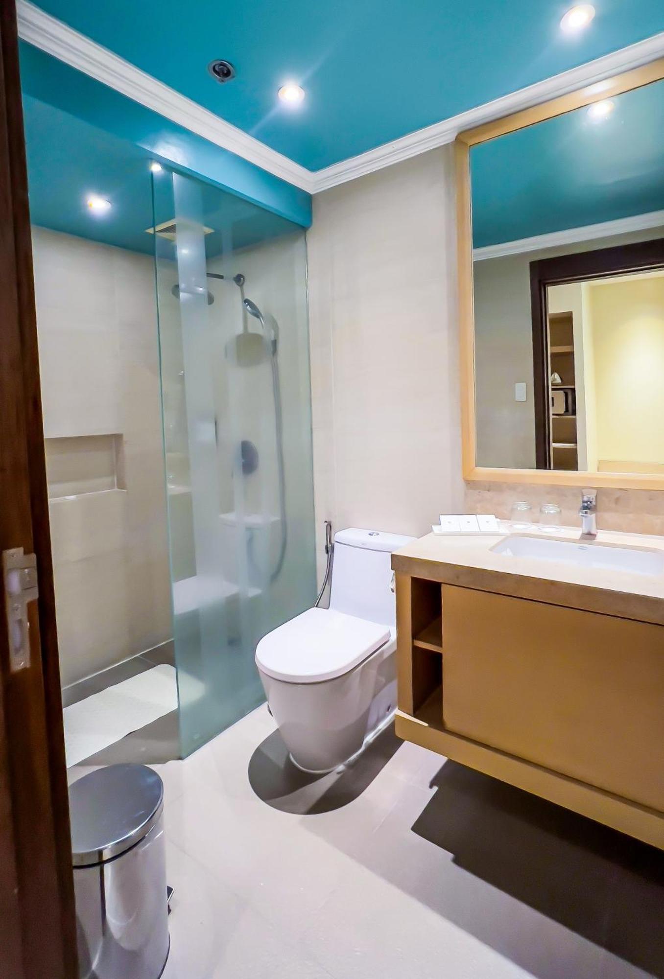 โรงแรมทาลวิสต้า Tagaytay City ภายนอก รูปภาพ A bathroom with a shower cubicle