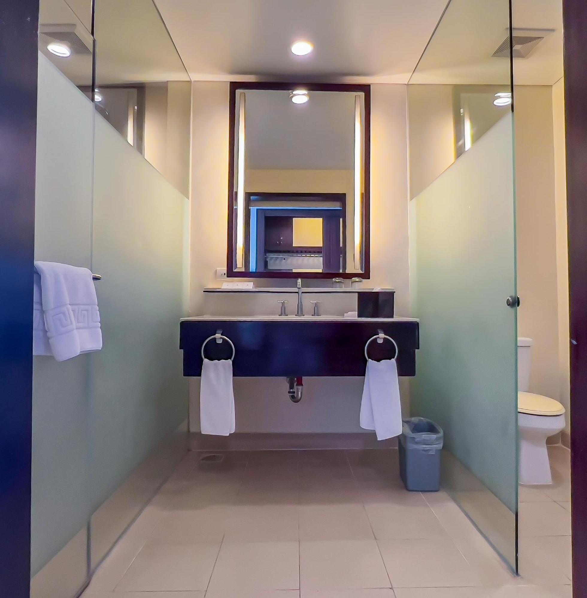 โรงแรมทาลวิสต้า Tagaytay City ภายนอก รูปภาพ A bathroom in a hotel