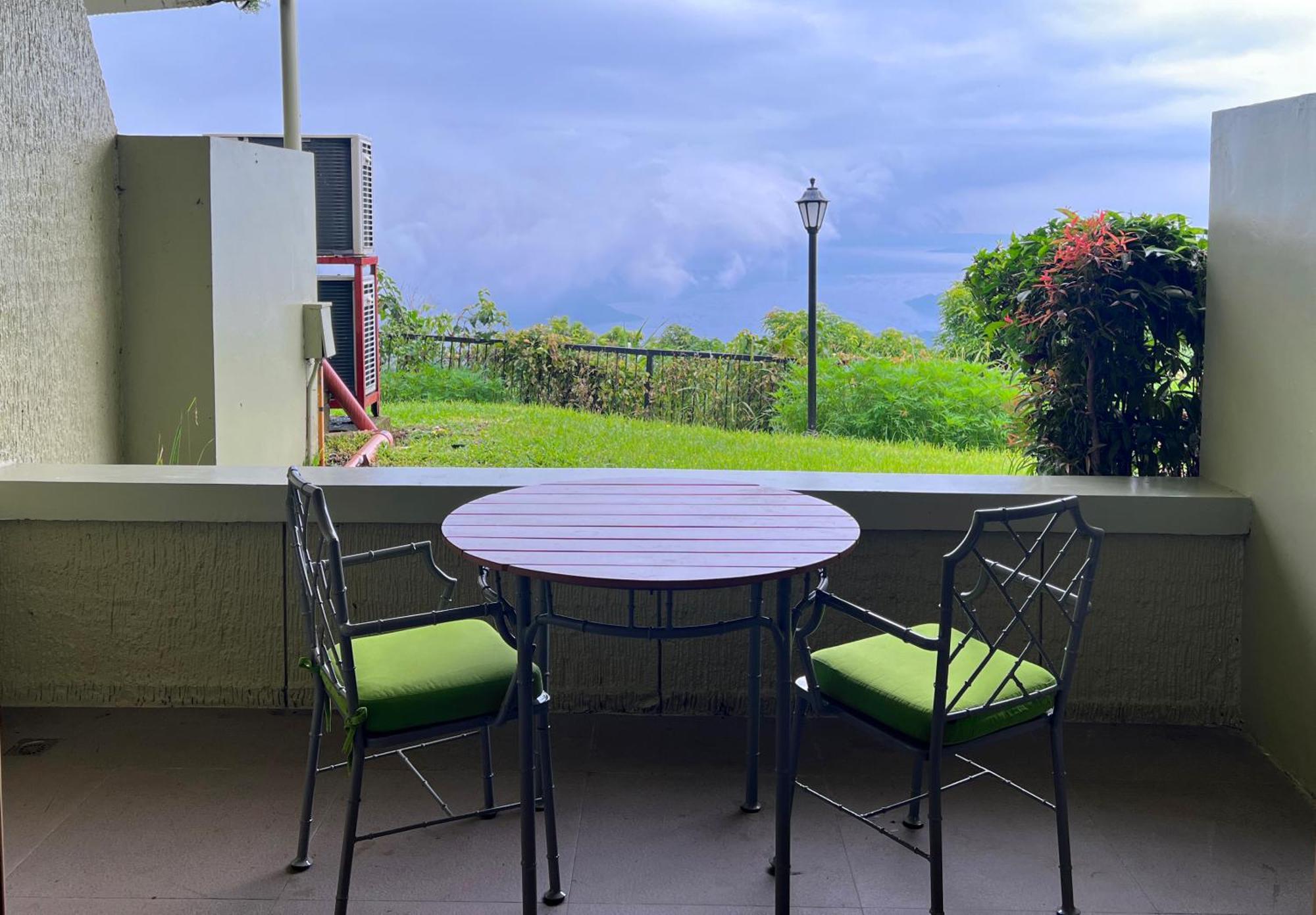 โรงแรมทาลวิสต้า Tagaytay City ภายนอก รูปภาพ A balcony in a condominium