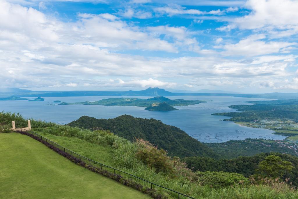 โรงแรมทาลวิสต้า Tagaytay City ภายนอก รูปภาพ View of Taal Volcano from Tagaytay