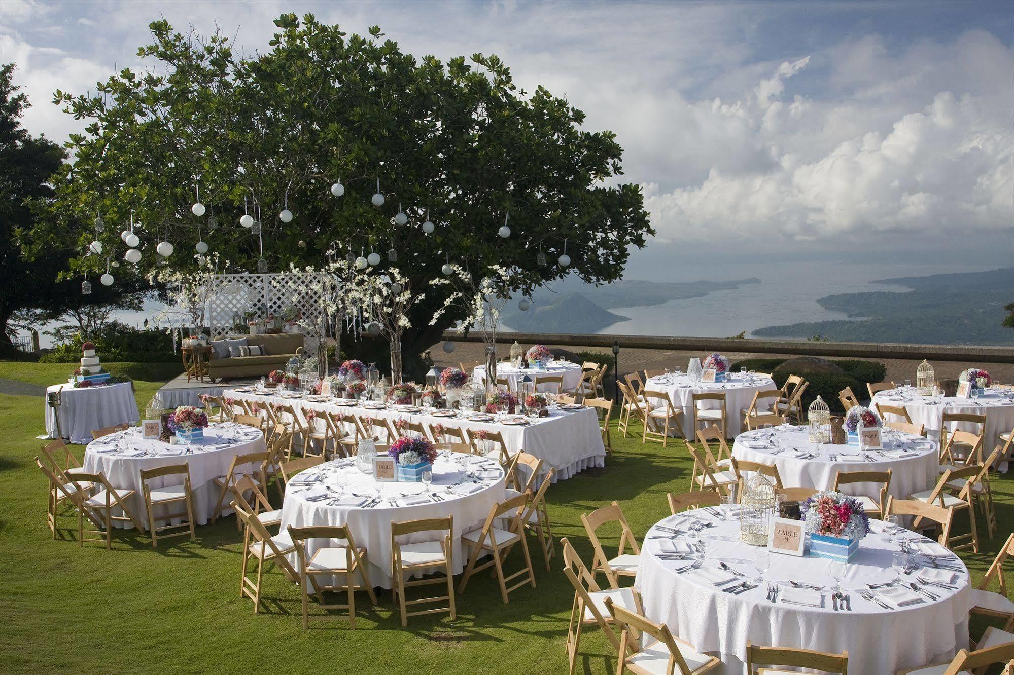 โรงแรมทาลวิสต้า Tagaytay City ภายนอก รูปภาพ The lawn at the Shangri-La Hotel, Manila